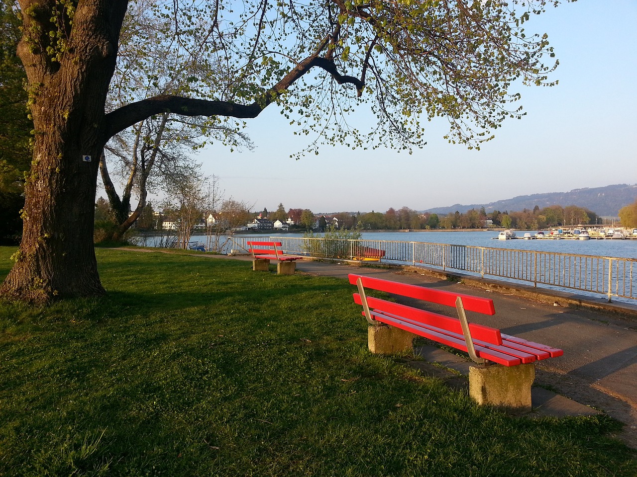 洛杉矶湖人以东契奇38分、11篮板5助攻领跑，太阳迪龙·布鲁克斯33分、吉莱斯皮28分助队反超，双方激烈对决。