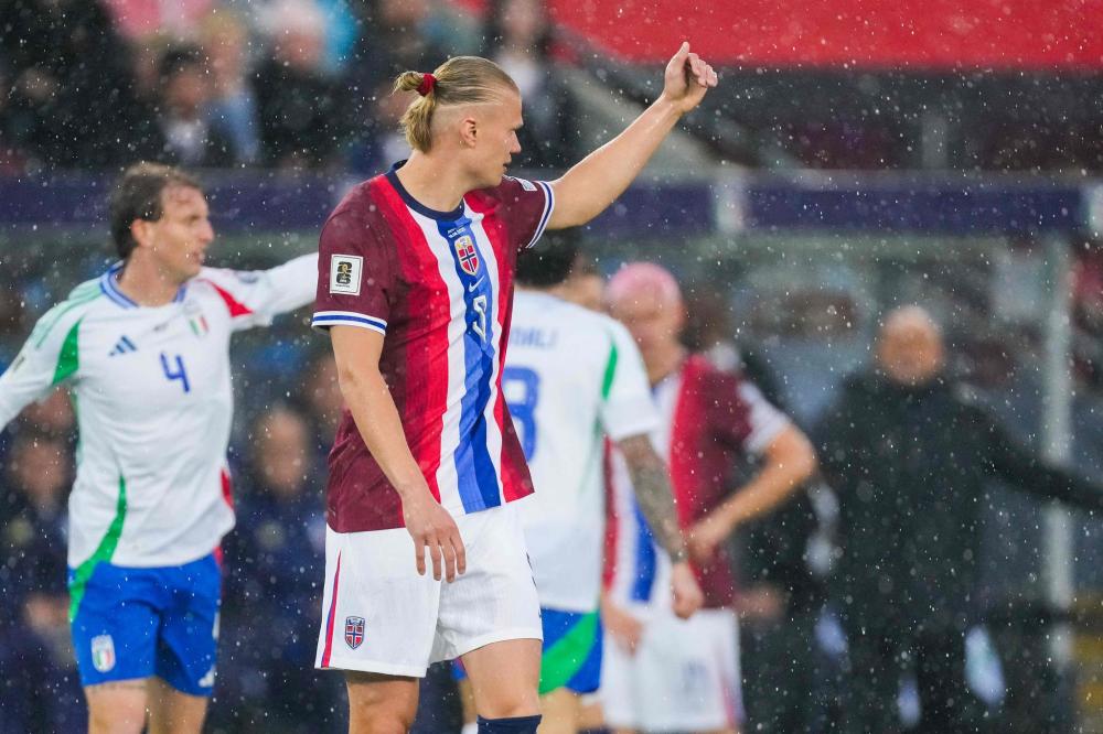 墨西哥一处世界杯训练场地状况百出：一角长满了树，边线是弯的